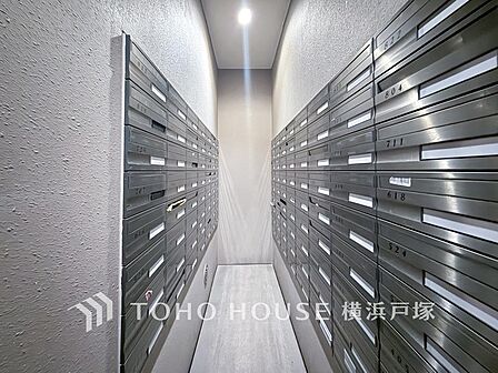 【cluster mailbox】郵便物はこちらからお取りいただけます。共用部分も機能的な上、デザインが統一されています。