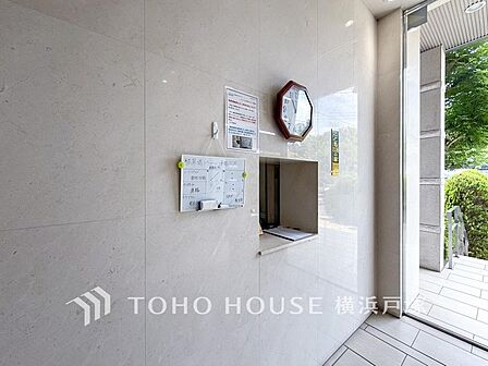 【受付】エントランスにある温かみのある受付。住まう人に安心と快適を提供する受付カウンター。心地よい毎日をサポートします