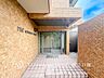 エントランス：【Entrance】エントランスは毎日の行き帰りで使う大事な空間です。明るい基調で華やかなデザインなので、毎日も気持ちよく、またご友人なども素敵に迎え入れられます。