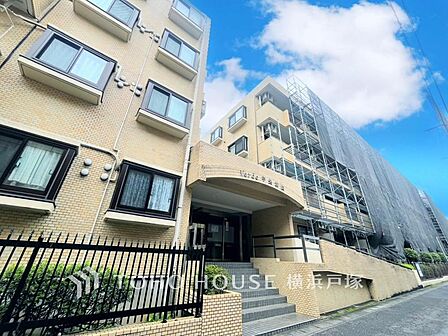 【Entrance】エントランスは毎日の行き帰りで使う大事な空間です。明るい基調で華やかなデザインなので、毎日も気持ちよく、またご友人なども素敵に迎え入れられます。
