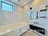浴室：【Bathroom】1日の疲れを取り心身を癒すことができる住まいの中のリラクゼーション空間、リラックスできるよう優しいカラーをチョイスしました。時を忘れるほどのんびりできる空間に。