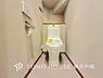 トイレ：【Toilet】清潔感のあるトイレ空間。毎日快適に使えるよう配慮された仕様で、落ち着いて利用できる空間です。