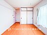 寝室：【Room】1日の疲れを癒し、心地よく寛げるようゆったりとした広さを確保しています。プライベートタイムをより優雅に穏やかに…。落ち着いた雰囲気を紡ぎます。