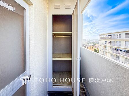 【物置】ベランダに設けられた物置は、室内に置きにくい季節用品やアウトドア用品、掃除用品などの収納に活用できる便利なスペース。暮らしの中の収納力を高めてくれます。