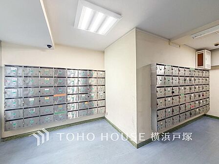 エントランスに集合ポストがあるため、玄関前まで郵便が届かず防犯面で安心です。