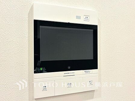 誰が来てもわかる様にモニター付きインターホンを設置。家事導線を考慮した個所に設置し、防犯性と利便性に優れ快適と安らぎを合わせた優しい設計。