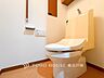 トイレ：【Toilet】いつまでも清潔な空間であって頂けますように、目に留まるだけではなく、汚れをふき取り易いフロアと壁紙をチョイス致しました。洗浄便座になっておりますので、とても清潔にご使用いただけます。