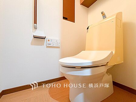 【Toilet】いつまでも清潔な空間であって頂けますように、目に留まるだけではなく、汚れをふき取り易いフロアと壁紙をチョイス致しました。洗浄便座になっておりますので、とても清潔にご使用いただけます。
