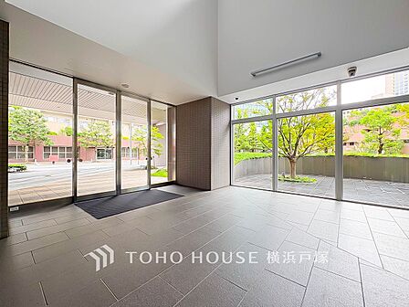【Entrance】エントランスは毎日の行き帰りで使う大事な空間です。明るい基調で華やかなデザインなので、毎日も気持ちよく、またご友人なども素敵に迎え入れられます。