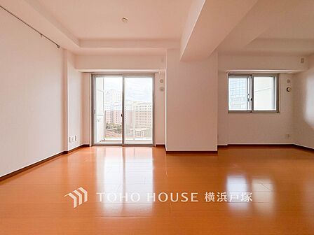 【Living room】ここにはみんなが集い、食事と楽しい会話が始まる。話に夢中になりすぎて、ついつい時を忘れてしまう。そんな束の間の幸せを感じさせてくれる場所。