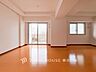 室内：【Living room】ここにはみんなが集い、食事と楽しい会話が始まる。話に夢中になりすぎて、ついつい時を忘れてしまう。そんな束の間の幸せを感じさせてくれる場所。