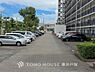 駐車場：「Car space」ゆったりとした駐車スペースを確保いたしましたので、大きめのお車でも駐車可能です。自転車やバイクなど、ゆとりのある敷地で置き場所に困ることはないでしょう。