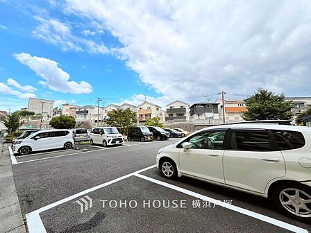 「Car space」敷地内駐車場で安心と快適をプラス。移動も便利でスムーズ(空き状況はお問合せ下さい)