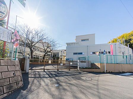 永田エリアの緑豊かな高台に佇む公立中学校。文武両道を重視し、学力向上と部活動に力を注ぎながら、地域と連携して生徒の自主性と豊かな人間性を育んでいます。