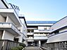 周辺：みなとみらい・関内エリアの歴史ある公立小学校。国際色豊かで活気あふれる環境のもと、地域や先進的な取り組みと連携しながら、子どもたちの高い自主性と豊かな人間性を育んでいます。