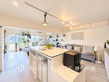 【Living room】明るく開放的な空間が広がるLDK。室内には豊かな陽光が注ぎ込み、爽やかな住空間を演出。