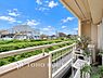 バルコニー：【Balcony】気持ちのいい空が見渡せる広いバルコニー。爽やかな風を感じて、心躍る素敵な暮らしがはじまります。