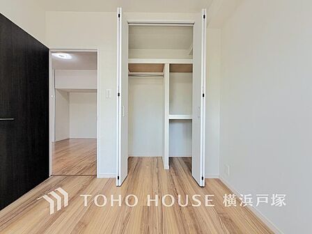 建物内部の収納には拘りました。共有部分に設けた収納。お荷物が多い方にも安心です。