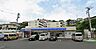 周辺：手軽な食品から日用雑貨まで幅広く揃い、日常のちょっとした買い物に重宝します。早朝や夜間でも気軽に立ち寄れるため、忙しい毎日を快適にサポート。周辺エリアの安心感と利便性を高める心強いお店です。