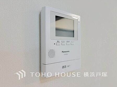 誰が来てもわかる様にモニター付きインターホンを設置。家事導線を考慮した個所に設置し、防犯性と利便性に優れ快適と安らぎを合わせた優しい設計。