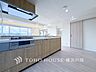 キッチン：【Kitchen】手元の収納から、足元の収納までが全てスライド式で、奥のスペースまで有効に活用できます。奥まで上から見渡せるので、たまにしか使わない調理器具もサッと取出せます。