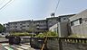周辺：防衛大学校に隣接する高台の閑静な住環境に位置する公立小学校。地域の温かい見守りのもとで子どもたちの思いやりの心と自主性を育み、伸び伸びとした教育を行っています。