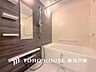 浴室：【Bathroom】掃除のしやすさ・収納の便利さなど、おふろを使う人、お手入れする人、みんなにとっての「しあわせ性能」を追求したバスルームを採用いたしました。