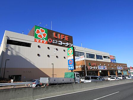 ライフ戸塚汲沢店まで約280m。食品から日用品まで幅広く取り扱うスーパー。毎日の食材や生活用品の買い物に利用しやすく、日々の暮らしを便利に支えてくれる店舗です。