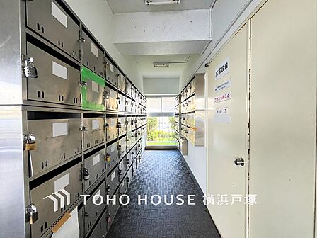 【cluster mailbox】住まう人の想いが交差する集合ポスト。毎日の郵便物を受け取る身近な場所だからこそ、使いやすさにも配慮。暮らしの一場面を支える共用設備です。