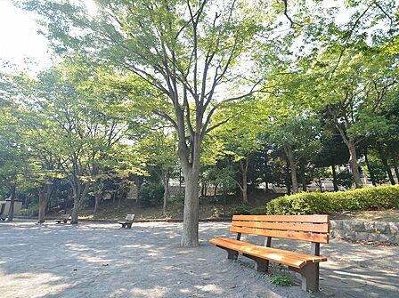 富岡公園まで約270m。住宅街の中の緑に囲まれた公園。お子様が走り回れる広場や遊具、木陰で休めるベンチがございます。木漏れ日の中でほっと一息。