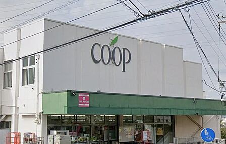 ユーコープ杉田店まで約1300m。食品や日用品を取り扱うスーパー。毎日の食材や生活用品の買い物に利用しやすく、日々の暮らしを身近で支えてくれる店舗です。