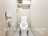 トイレ：【Toilet】清潔感のあるトイレ空間。毎日快適に使えるよう配慮された仕様で、落ち着いて利用できる空間です。