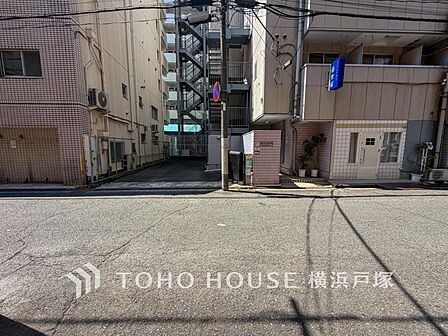 周辺に建ち並ぶ邸宅も、それぞれに個性がありながらも全体的に瀟洒な雰囲気を醸し出している邸宅街の一角。