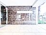エントランス：「Entrance」上質感漂うエントランス。めまぐるしく過ぎ行く日々の中でゆったりとした休息と癒しを提供してくれる居住者のプライベート空間があります。