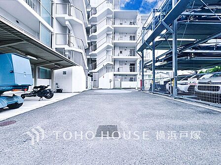 「Car space」ゆったりとした駐車スペースを確保いたしましたので、大きめのお車でも駐車可能です。自転車やバイクなど、ゆとりのある敷地で置き場所に困ることはないでしょう。