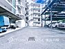 駐車場：「Car space」ゆったりとした駐車スペースを確保いたしましたので、大きめのお車でも駐車可能です。自転車やバイクなど、ゆとりのある敷地で置き場所に困ることはないでしょう。