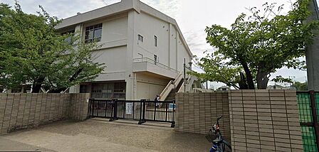 「茅ヶ崎市立小和田小学校」が身近にあり、お子さまの通学も安心。地域に根差した教育環境が整った、子育て世帯に嬉しい住環境です。