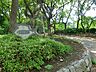 周辺：平塚八幡宮の隣に位置する「平塚八景」の一つです。敷地内には国登録有形文化財の「八幡山の洋館」があり、四季折々の花木を楽しめる市街地のオアシスです。