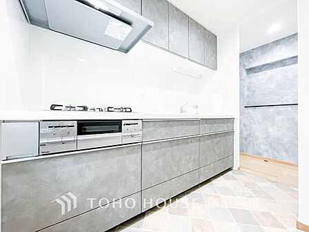 【Kitchen】手元の収納から、足元の収納までが全てスライド式で、奥のスペースまで有効に活用できます。奥まで上から見渡せるので、たまにしか使わない調理器具もサッと取出せます。