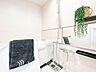浴室：【Bathroom】1日の疲れを取り心身を癒すことができる住まいの中のリラクゼーション空間、リラックスできるよう優しいカラーをチョイスしました。時を忘れるほどのんびりできる空間に。