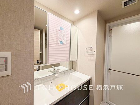 【Powder room】十分な大きさの洗面台は、身だしなみチェックや歯磨きなど、朝の慌ただしい時間でも余裕とゆとりを感じて頂けます。