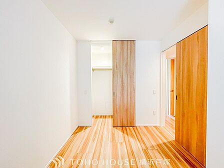一日の疲れを癒やしてくれる主寝室。時を忘れて過ごす場所として過ごせるお部屋。
