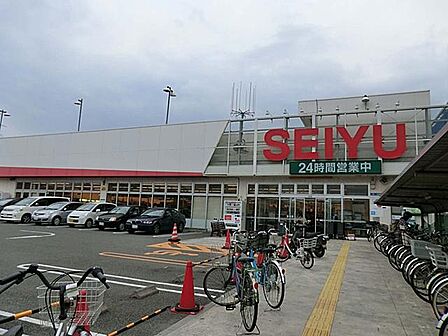 駐車場は57台収容可能。店舗内には証明写真機、車いす貸し出し、おむつ交換台、多目的トイレ、AEDなどのサービスが完備されています。
