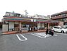 周辺：狩場町エリアのアクセスしやすい場所にある立ち寄りやすいコンビニ。定評のあるお弁当やセブンカフェ、各種手続きが充実しており、通勤前後やサッとした買い出しに重宝されています。