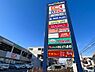 周辺：アクロスプラザ東神奈川(950m)ディスカウントスーパーのオーケー、衣料品店、100円ショップ、ドラッグストア、ブックオフ、サイゼリアなどの飲食店が入った複合施設。週末は家族連れでにぎわいます。