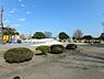 周辺：自然豊かな大型公園。子供が遊べる大型遊具が豊富に揃えられており、夏には水遊びもできる小川や噴水があります。