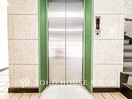 閑静な住宅地に佇む「住まい」は季節・気候・時代の背景に捉われない珠玉の『空間」を実現しました。