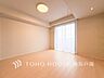 子供部屋：【Room】穏やかな風と陽光を導き、プライバシーに配慮された設計プランを採用し、居住性を一段と心地よいものにしています。明るく開放的な空間を演出しております。