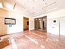 エントランス：【Entrance】足を踏み入れると静穏な時間が流れるエントランスホール。心やすらぐ憩いのスペース。ゆったりと寛ぎながら、思い思いの時間を過ごせる空間です。