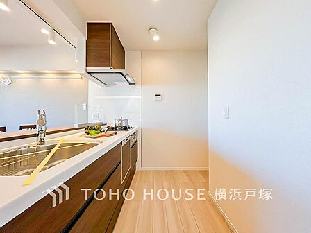 【Kitchen】長い時間滞在するキッチンだからこそ、食事の準備を楽しい時間に、忙しい時でもスムーズに無駄なく作業できる、お手入れも簡単にできるなど、毎日を楽しくするキッチンスペースに仕上げました。